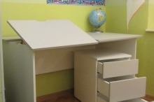 Biurko z uchylnym blatem dla zapewnienia odpowiedniej pozycji przy nauce. Dzięki temu, że podnosi się tylko część blatu nie trzeba usuwać z biurka lampki i innych rzeczy, które są nam potrzebne w danej chwili.