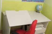 Biurko z uchylnym blatem dla zapewnienia odpowiedniej pozycji przy nauce. Dzięki temu, że podnosi się tylko część blatu nie trzeba usuwać z biurka lampki i innych rzeczy, które są nam potrzebne w danej chwili.