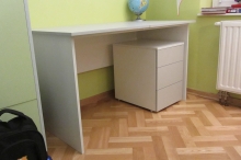 Biurko z uchylnym blatem dla zapewnienia odpowiedniej pozycji przy nauce. Dzięki temu, że podnosi się tylko część blatu nie trzeba usuwać z biurka lampki i innych rzeczy, które są nam potrzebne w danej chwili.