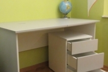 Biurko z uchylnym blatem dla zapewnienia odpowiedniej pozycji przy nauce. Dzięki temu, że podnosi się tylko część blatu nie trzeba usuwać z biurka lampki i innych rzeczy, które są nam potrzebne w danej chwili.